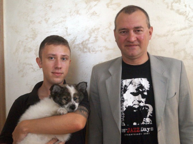 На фото — корреспондент ИА «Эхо СЕВЕРА» Михаил Майстренко, щенок ненецкой лайки Найко и Ян Туров.